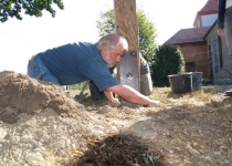Arbeiten an der Stele Foto S.Adaschkiewitz jpg