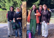 Pilger an der Stele in Kleinliebenau Foto S.Adaschkiewitz jpg