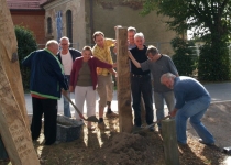 Setzen der Stele in Kleinliebenau Foto S.Adaschkiewitz jpg