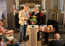 Dankeschön nach der Lesung mit Bernd-Lutz Lange | Foto: Holger Simmat