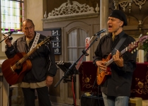 Red Roots Music mit Mitch Walking Elk und Wade Fernandez | Foto: H. Simmat